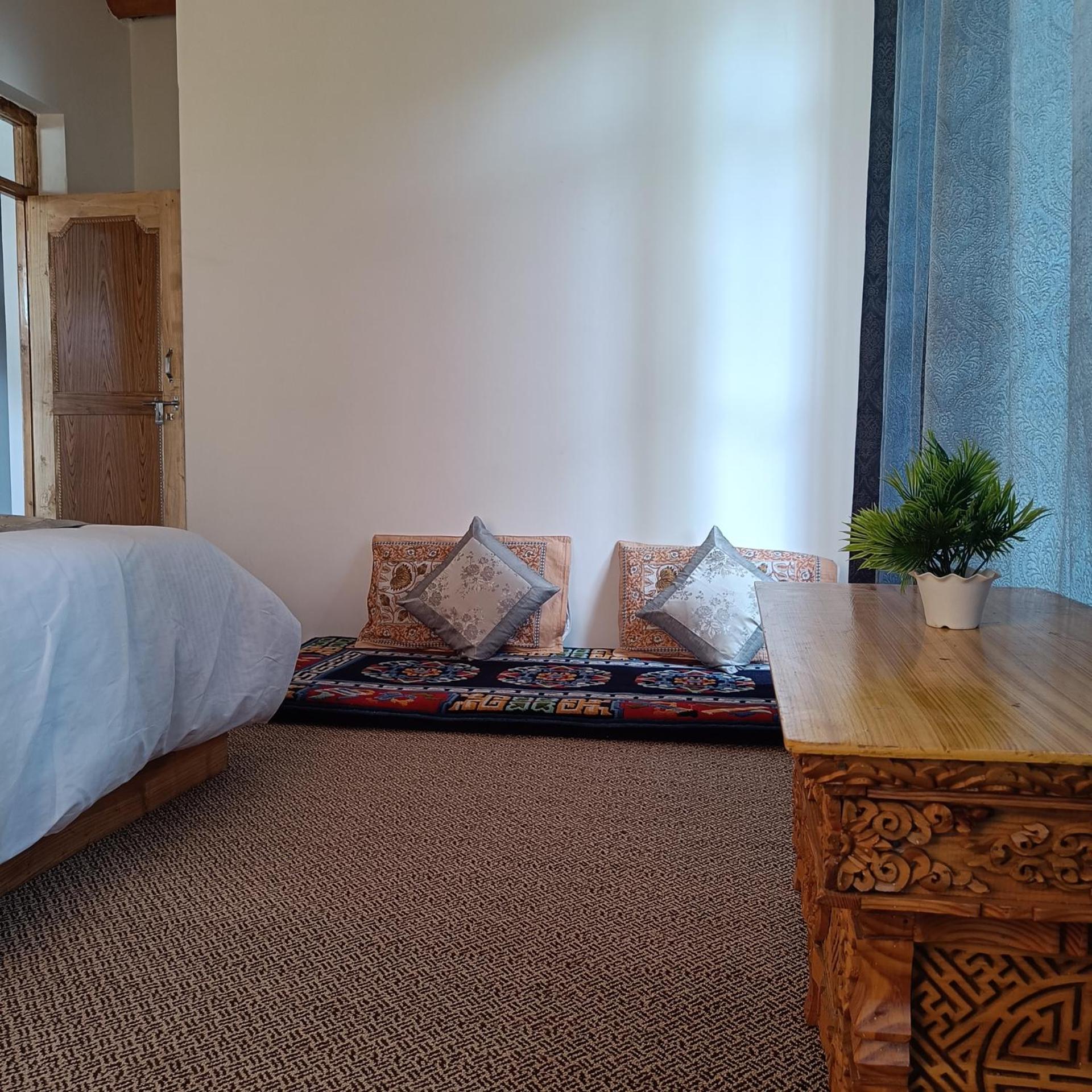 Traveller Nest Hotel Deskit Екстериор снимка