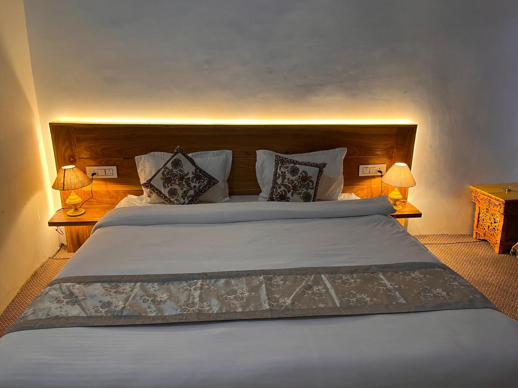 Traveller Nest Hotel Deskit Екстериор снимка